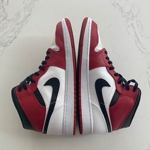 Jordan mid 1s